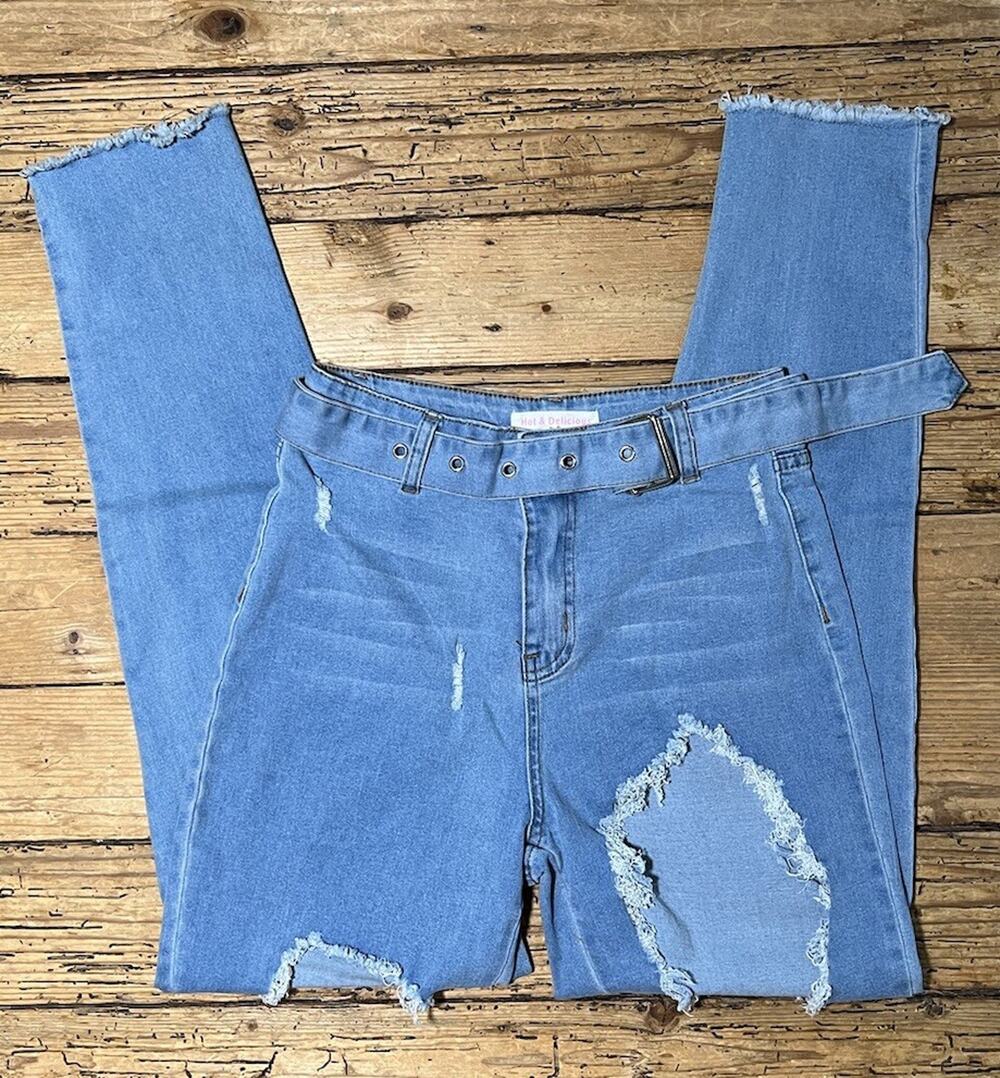 Hot & Delicious Women’s Size S Light Blue Distressed Jeans With Belt
